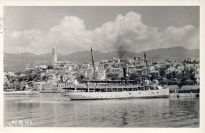 Echt Foto großes Boot auf dem Wasser vor schöner Stadtszene Novi Schiff Postkarte - Bild 1 von 2