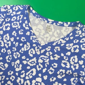 T-shirt donna Kim Rogers blu stampa leopardata scollo a V manica corta - Foto 1 di 6