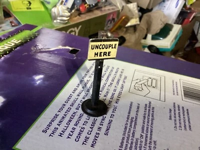 O / O27 Ga Marx Tin Metal "Uncouple Here" Trackside Sign Model Train Railroad RR - Image 1 of 2