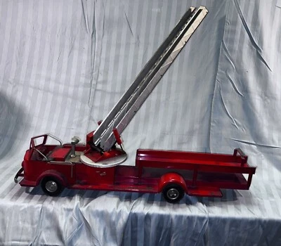 Camión de bomberos modelo vintage Charles Wm Doepke Mfg juguetes escalera Rossmoyne, Ohio, años 50 Foto 1 de 4