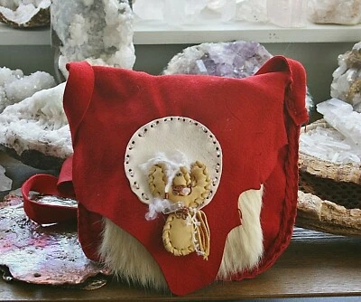 ¡Bolso de hombro Crystal Moon Goddess de cuero de ciervo rojo y piel de conejo de Lizzy Bear! Foto 1 de 4
