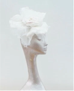 FASCINADOR DE FLORES DE ORGANZA DE SEDA GRANDE DE 12" EN CARACOL DE MAR (MARFIL Y TOQUE DE ROSA) - Imagen 1 de 3