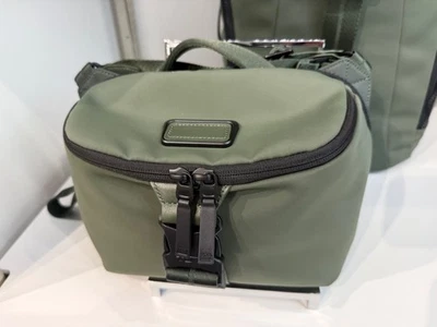 NUEVO Bandolera Tumi Tahoe DUNLAP Mezcla de Nylon 12.0” - VERDE ABETO Foto 1 de 4