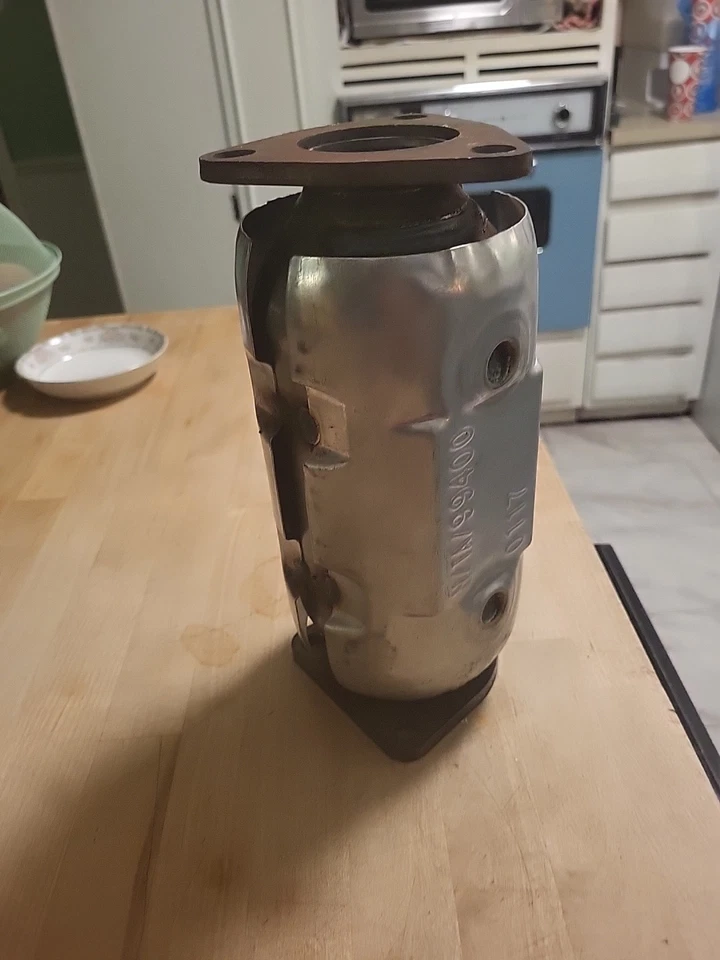 Convertidor catalítico Honda Pilot 2005 a 2008 3,5 V6 OEM no usado Foto 1 de 4