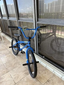 GT Bank Bmx Bike - Picture 1 of 10