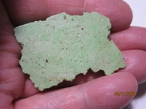 Grüne Gaspeite Scheibe grob 1 3/4" Mineral Australien Sammlerstück GSRMAC-3s - Bild 1 von 13