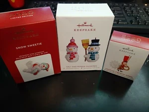 3 adornos LE Hallmark NUEVO muñeco de nieve sal/pimienta festivo cuerno francés Snow Sweetie - Imagen 1 de 7