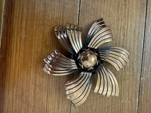 VINTAGE ESTATE JEWELRY SOLID COPPER SIGNED BELL COPPER FLOWER BROOCH PIN - Picture 1 of 8