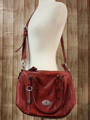 Bolso de mano Fossil Maddox de cuero en relieve correa con dije de llave rojo Claret ZB5310 Foto 1 de 4