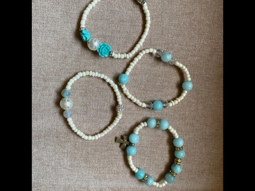 OFF WHITE Bracciali impilabili quattro perline di vetro turchese e bianco sporco