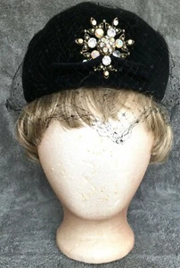 Vintage 1950s "Veiled Deluxe Velour" Merrimac Body Hat with Brooch - Picture 1 of 12