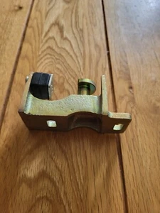 LANDROVER DEFENDER 90/110 DOOR STRIKE PLATE-L.H. - Picture 1 of 1