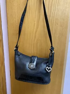 Borsa a tracolla Brighton in pelle con ciottoli ~ Nera 15 pollici Cinturino con ciondolo cuore - Foto 1 di 12