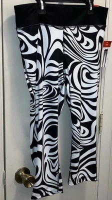 LEGGINGS CAPRI XERSION BLANCO Y NEGRO ESTAMPADO REMOLINO TALLA GRANDE NUEVOS CON ETIQUETAS Foto 1 de 4