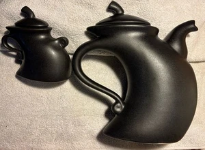 Michael Lambert Kunstkeramik tanzende Kaffeekanne & Zucker schwarze Glasur 11“ & 6“ hoch - Bild 1 von 4