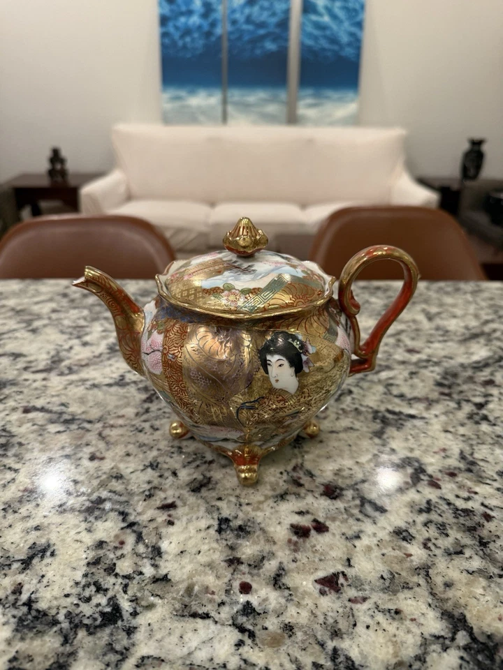 Tetera japonesa de porcelana Satsuma con decoración dorada período Meiji firmada 19 Foto 1 de 4