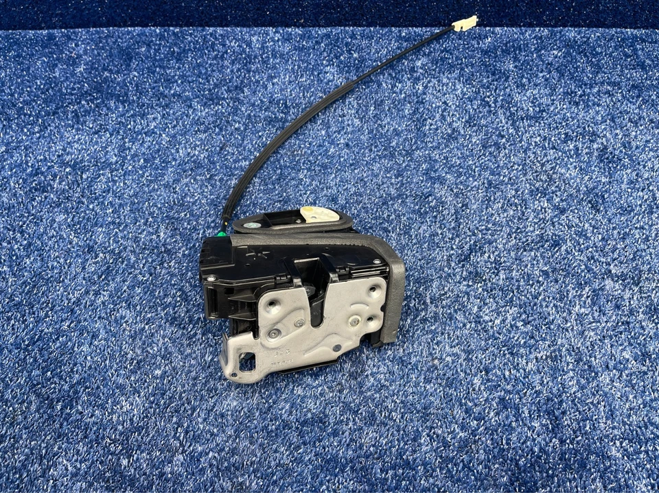 Chevrolet Malibu 2016-2024 pestillo de puerta delantera derecha OEM 13507153 Foto 1 de 4