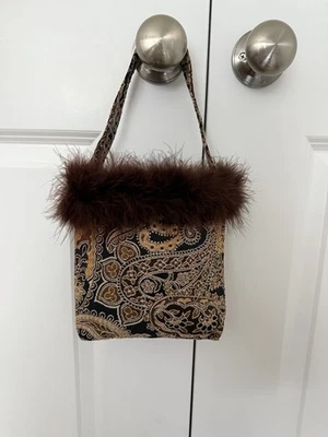 Bolso de Tapiz Marrón/Dorado Sin Marca con Pluma Marrón Boa Borde Fiesta de Vacaciones Usado en Excelente Condición Foto 1 de 4