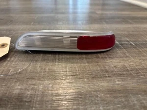 Lente de luz de cortesía trasera izquierda Cadillac SDV 1997-1999 PN#25669499 - Imagen 1 de 4