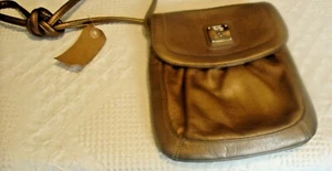 Auténtica Bandolera de Cuero Tignanello 9"" x 7"" Oro Metálico ""Cartera"" Bien Hecha - Imagen 1 de 5