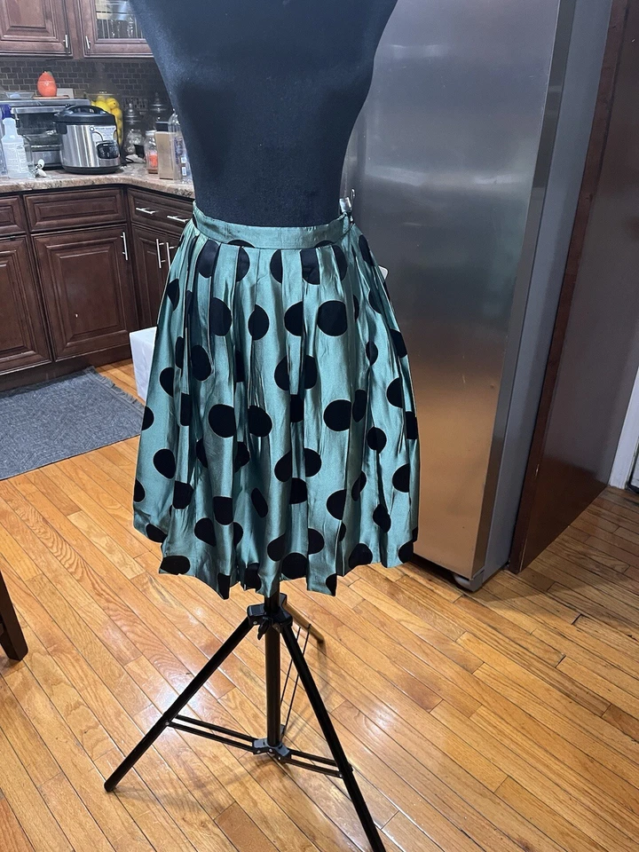 Falda vintage Alfred Sung plisada verde con lunares negros forrada con bolsillos. Talla 8 Foto 1 de 4