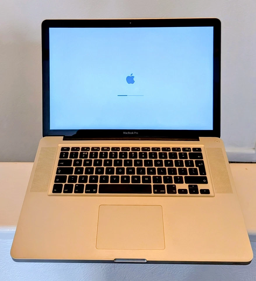 Apple Macbook Pro 15" ,i7 2.4 GHZ, 8GB RAM, 500GB HDD, High Sierra OS, Late 2011 - Image 1 of 4