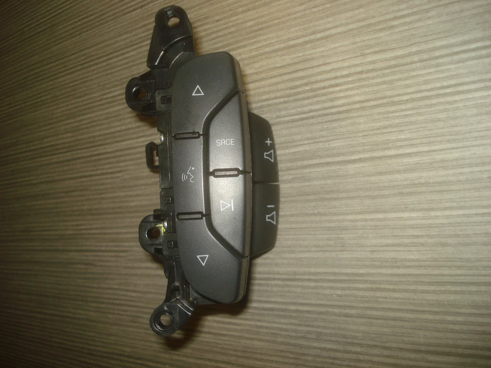 Hummer H2 Steering Remote Control Switch 15819311 GM Chevrolet Cadillac GMC OEM - Image 1 of 1