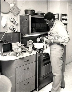 1970 Vintage Photo cooking mixing ingredients comedian actor Godfrey Cambridge - Picture 1 of 2