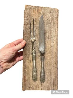 Juego de talla antigua Griffon montado en placa de madera de 5”x12” con historia en la parte posterior Foto 1 de 4