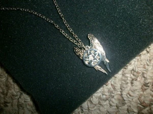 ENCHANTING SILVERY WINGS PENDANT WITH PENTAGRAM CHARM - UNIQUE - Picture 1 of 5