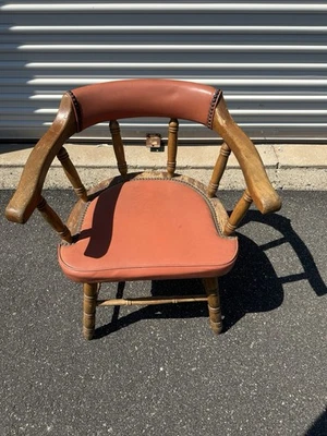 Silla Capitanes Vintage Vinilo Rojo Cabeza de Clavo Marco de Roble EE. UU.  Foto 1 de 4