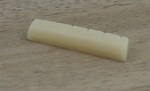 Tuerca de guitarra de hueso sin blanquear vintage, estilo Martin 1-3/4" de ancho, plana, ranurada - Imagen 1 de 4