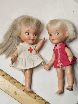 2 Muñecas Niña Bolsillo Remco 1964 Vintage en Vestido Original 5 1/4" Alto Foto 1 de 4