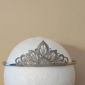 Elegante tiara de metal plateado con detalles de diamantes de imitación / graduación/novia/quincenara - Imagen 1 de 4