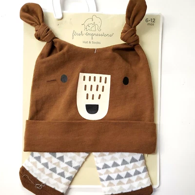 Conjunto de sombrero y calcetines First Impressions bebé niño valor oso pardo 6-12 meses Foto 1 de 4