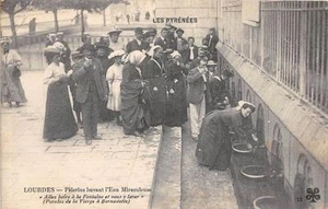 CPA 65 LOURDES PELERINS BUVANT L'EAU MIRACULEUSE - Picture 1 of 1
