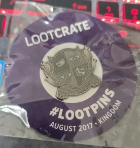 Prendedor de esmalte para caja de botín KINGDOM Shield Crest agosto 2017 NUEVO - Imagen 1 de 2