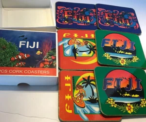 JUEGO DE 6 montañas rusas traseras de corcho Figi Island barra de bebidas surfista tipo mesa juego de caja - Imagen 1 de 8
