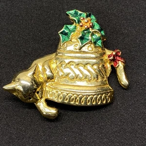 Goldfarbene Emaille Weihnachts Brosche Anstecknadel grün rot Katze Stechpalme Weihnachten festlich Pin - Bild 1 von 8