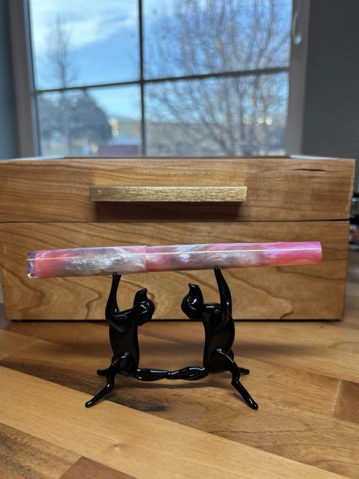 Pluma Estilográfica Myers Pen Co. Mia Petite - Con Acabado Rosa - Plumín F Foto 1 de 4