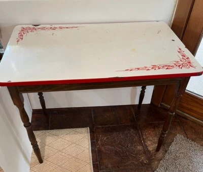 Antigua mesa de preparación de acento de cocina esmaltada roja y blanca vintage base de madera Foto 1 de 4