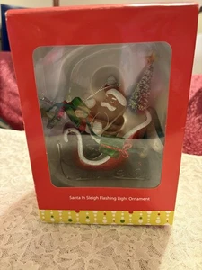 DEPT 56 Weihnachtsmann im Schlitten Blinklicht Ornament Neu im Karton - Bild 1 von 6