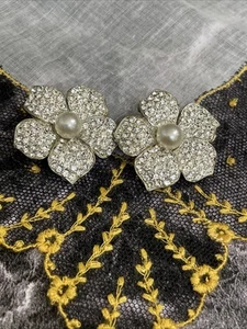 Vintage Silver Tone Clear Rhinestone Faux Pearl Flower Clip On Earrings X-63 - Picture 1 of 5