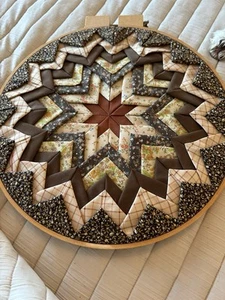 Vintage Hand Quilted Star Wall Hanging In Earthtone Colors On Round Frame - Read - Picture 1 of 9