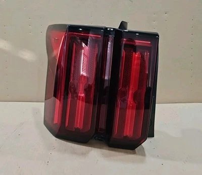 21-23 KIA SORENTO OE LEFT VERTICAL LED TAIL LIGHT (MISS 2 PUSH PINS) 92401-R5100 - Image 1 of 4