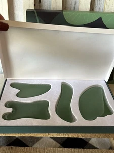 AUKUTOCO 4 PIEZAS Rostro y Cuerpo Gua Sha Herramientas Herramienta de Escultura Masaje Jade Verde Nuevo en Caja - Imagen 1 de 6