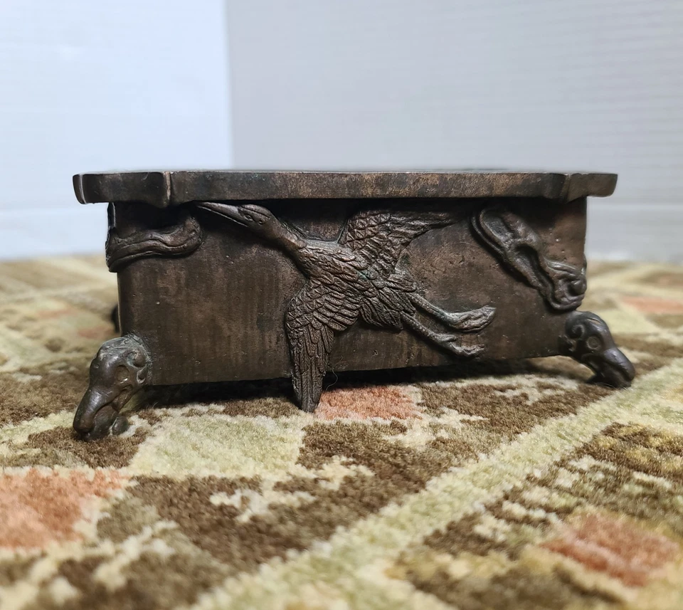 Antigua caja de baratija japonesa de bronce con diseño de grúa voladora soporte de incienso Koro Foto 1 de 4