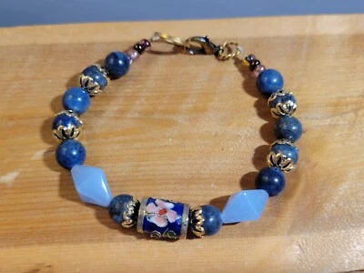Pulsera Cloisonne Azul Hecha a Mano con Piedras Preciosas de Sodalita y Cuentas Metálicas Rosebud Foto 1 de 4