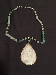 Vintage Halskette mit Anhänger grün weiß Marmor geschnitzt - Bild 1 von 8