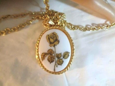 COLLANA-PORTAFOTO <WHITING-DAVIS> PORCELLANA-DIPINTA ORO,CM.69,CIONDOLO CM.5,5x4 - Immagine 1 di 4